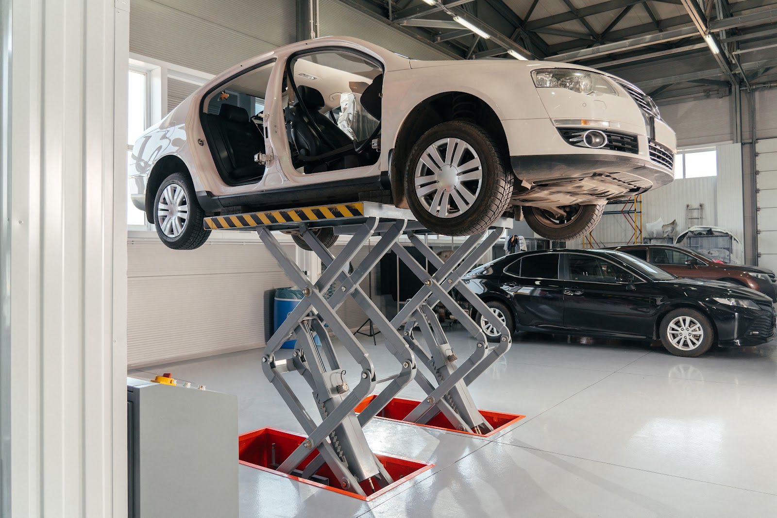 Vantagens do elevador pantográfico na manutenção de veículos leves e pickups: eficiência e durabilidade