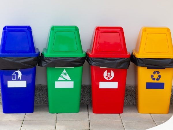 Conheça a lixeira reciclável, o carrinho coletor e a coleta de lixo reciclável