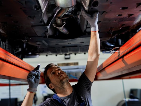 Vantagens do elevador automotivo de alta capacidade na manutenção de veículos pesados e leves