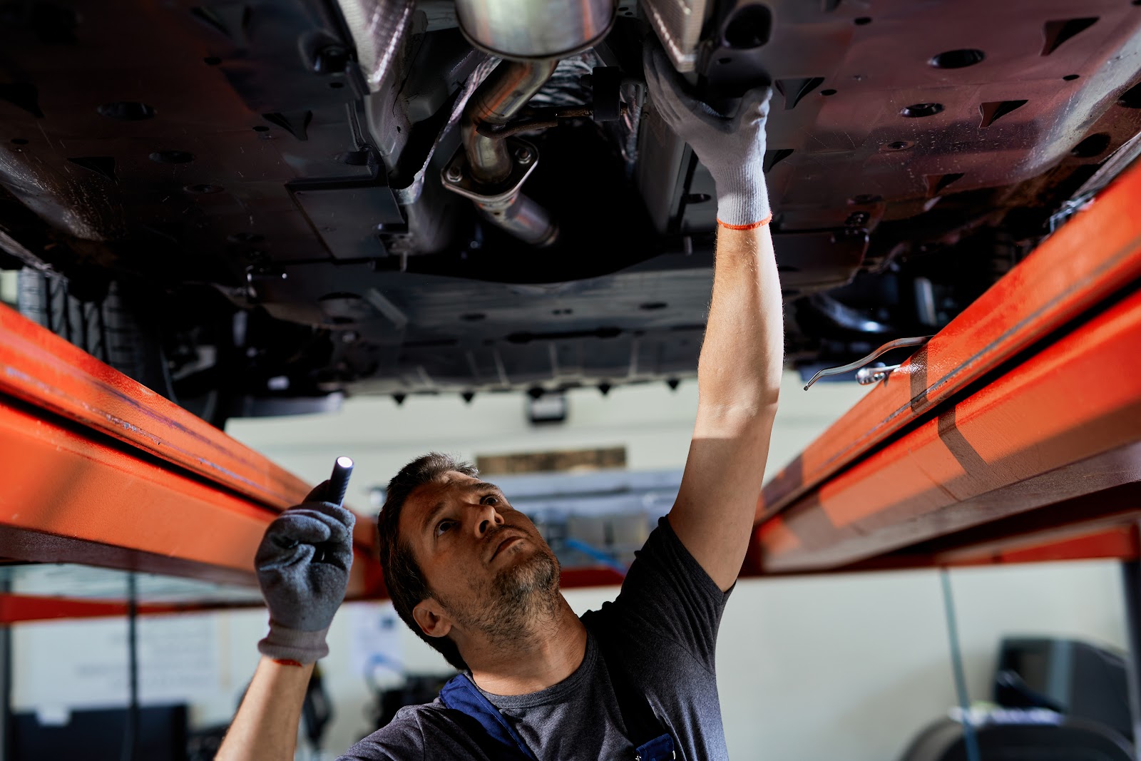 Vantagens do elevador automotivo de alta capacidade na manutenção de veículos pesados e leves
