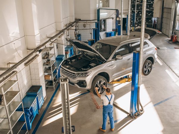 Vantagens do Elevador Elétrico para Estações de Trabalho Industriais e Oficinas Automotivas