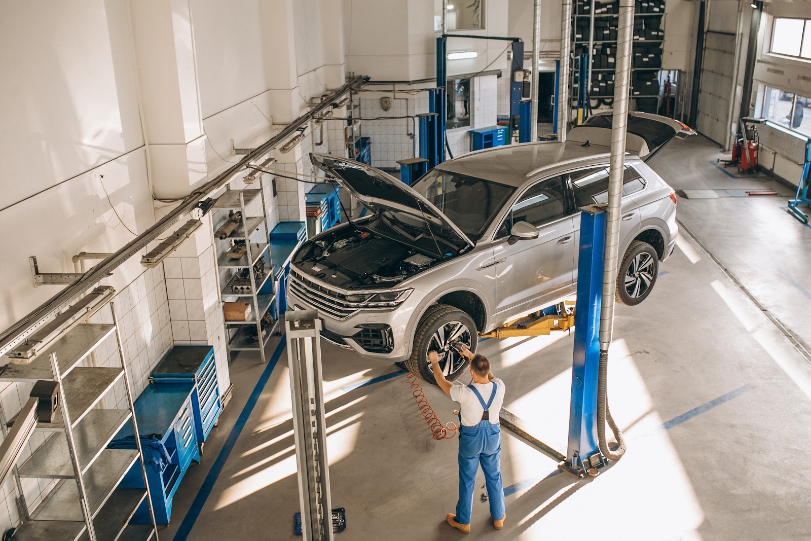 Vantagens do Elevador Elétrico para Estações de Trabalho Industriais e Oficinas Automotivas