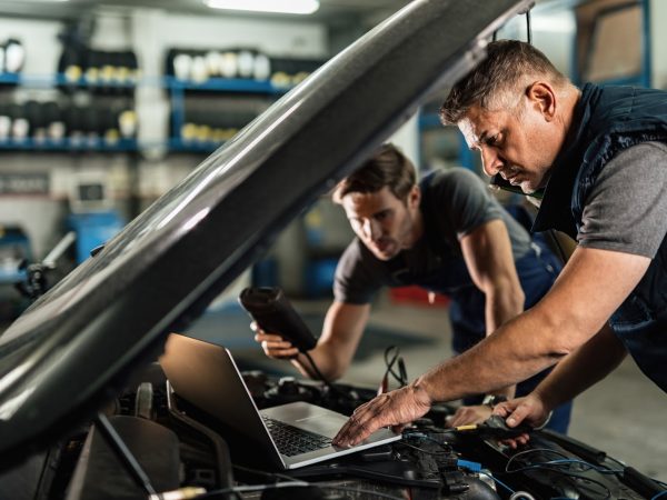 Quais cuidados tornam a manutenção de veículos elétricos mais segura dentro da oficina?
