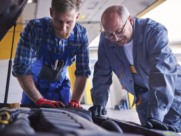 Segurança elétrica na oficina com equipamentos que ajudam a proteger equipe e operação