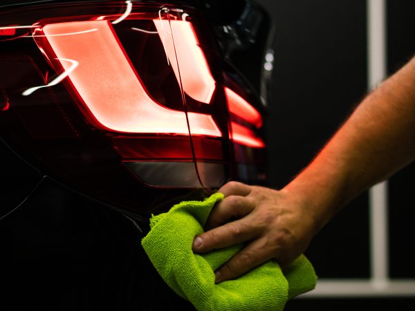 O que considerar para manter a limpeza em ambientes automotivos com alto fluxo