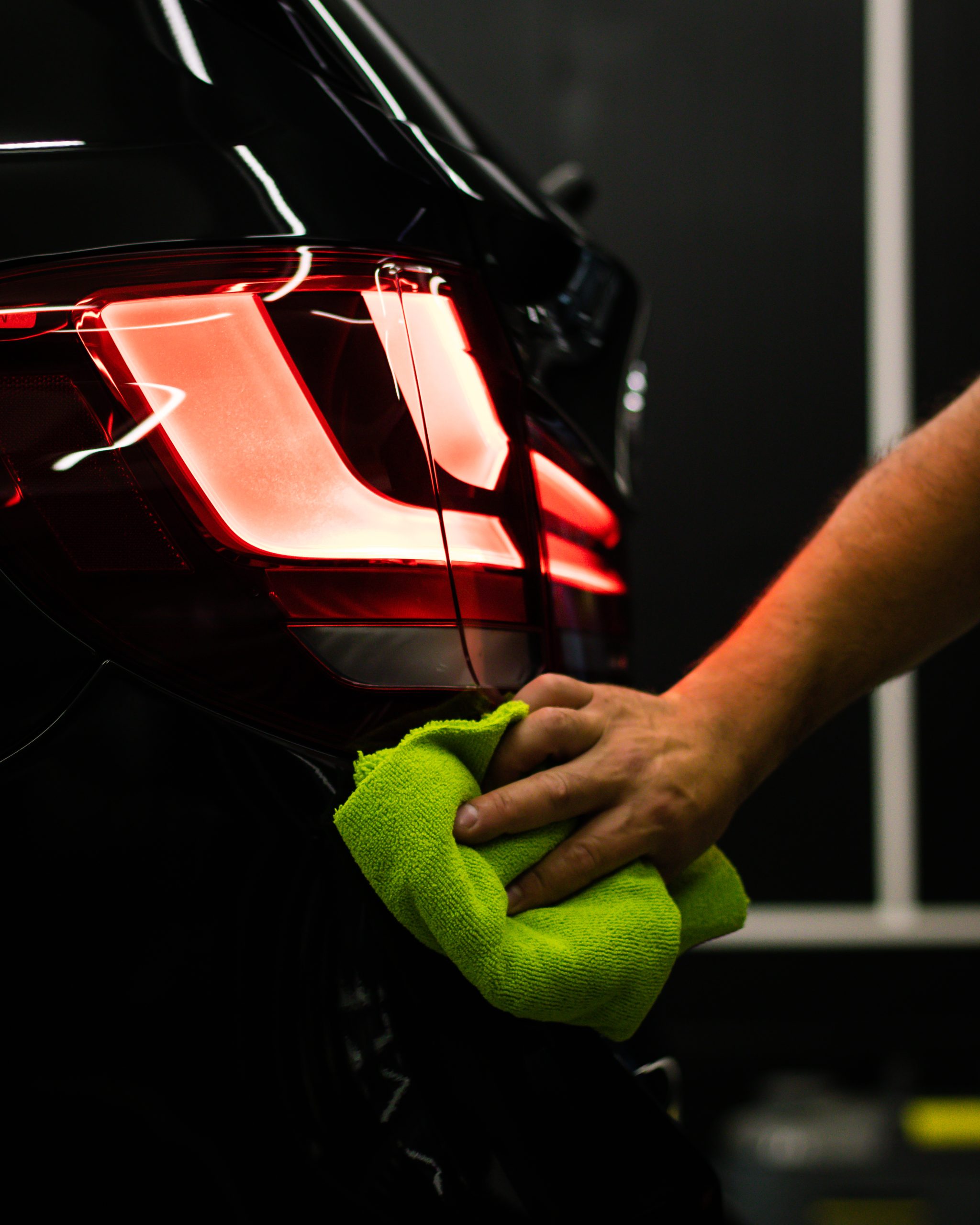 O que considerar para manter a limpeza em ambientes automotivos com alto fluxo